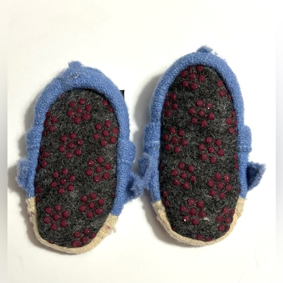 Garnet Hill Shark Baby Slippers - Picture 3 of 4